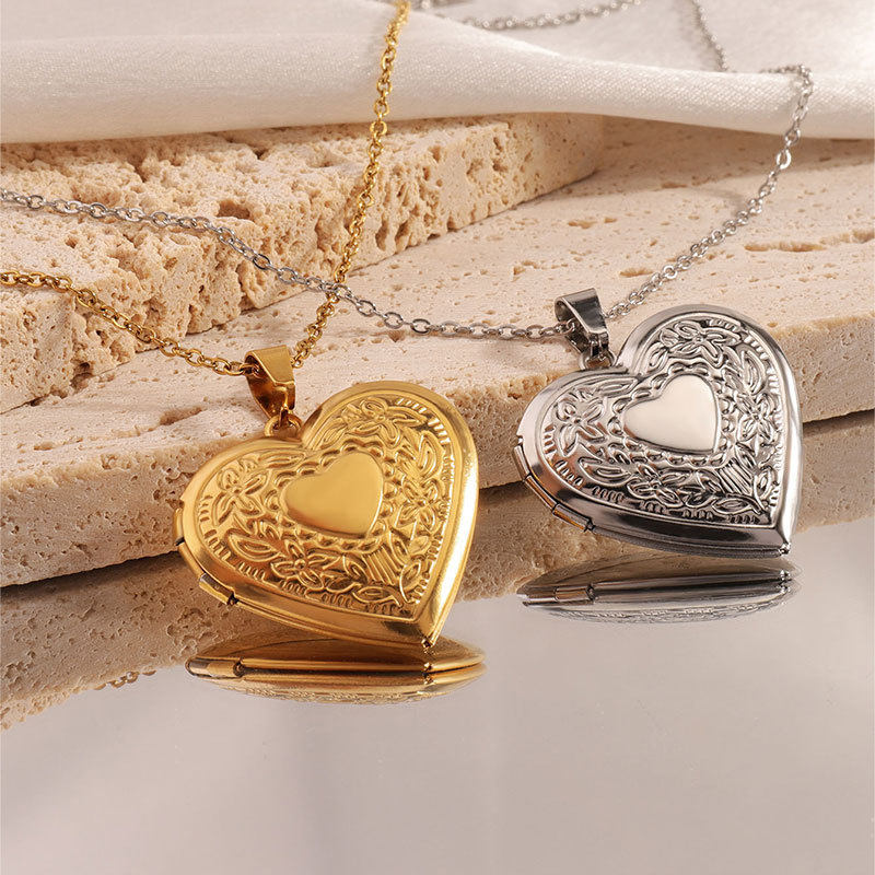 Titanium steel non-fading simple high-end necklace women's fashion light luxury stainless steel embossed peach heart photo box necklace