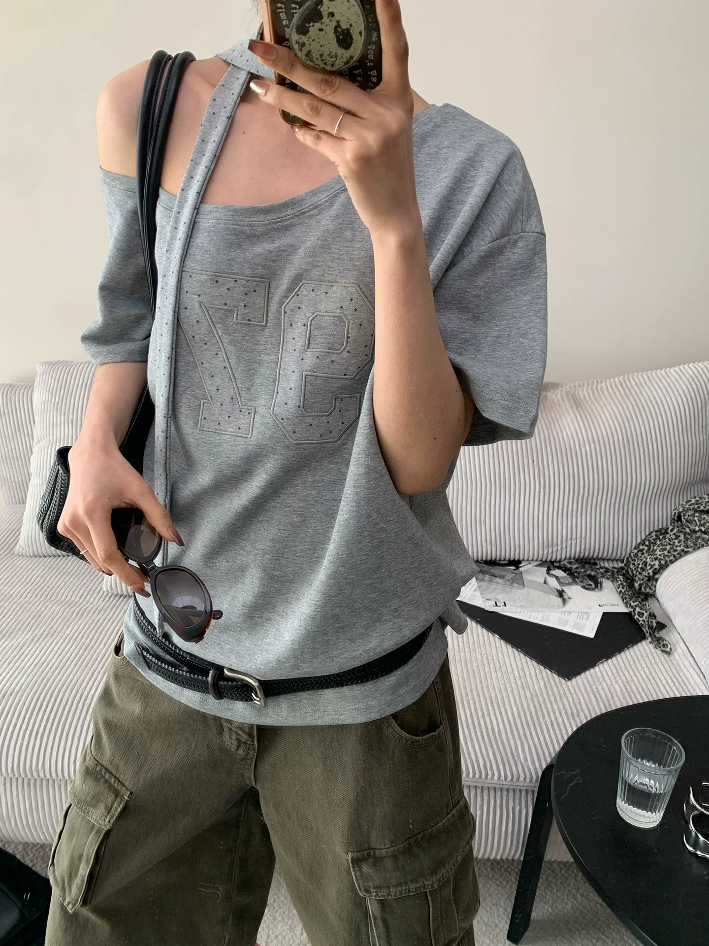  夏季复古字母印花斜肩露肩挂脖短袖T恤女宽松设计感上衣女
