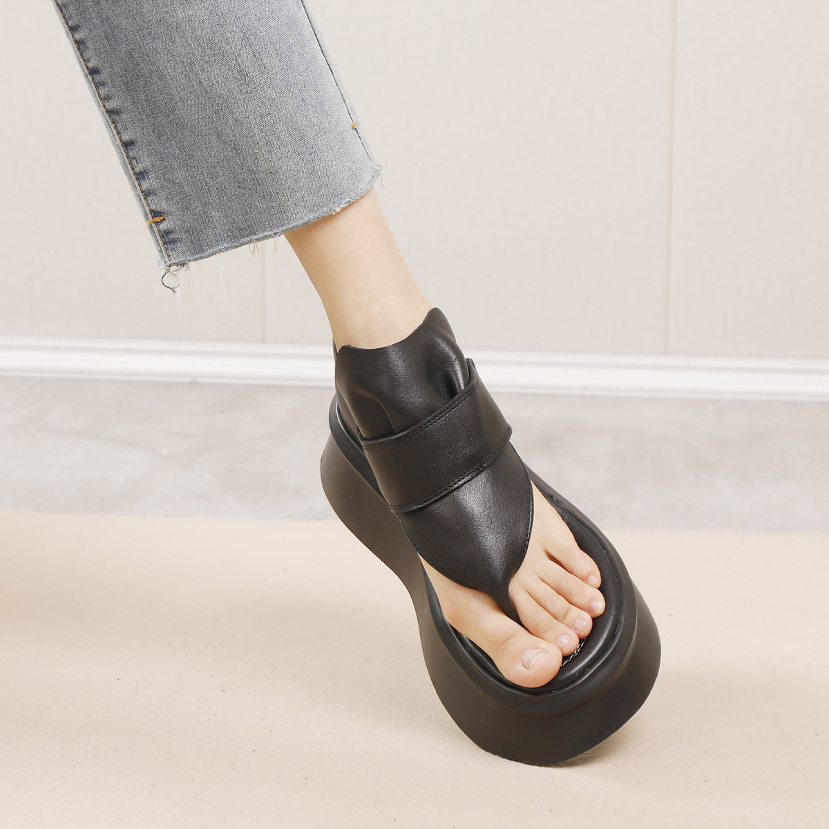 Sandal nữ quai ngang kẹp ngón da bò thật đế dày nhẹ — Màu đen