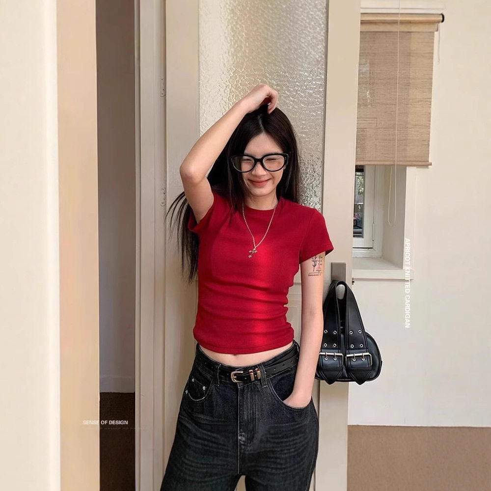 สาวร้อนตัวเล็กไหล่ขวาเสื้อยืดแขนสั้นสำหรับผู้หญิง 2025 ฤดูร้...