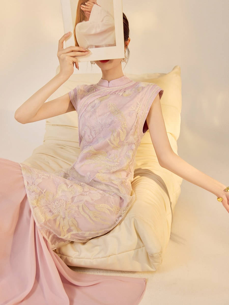 Đầm liền cổ đứng không tay thêu đính cườm họa tiết hoa — Tím Đinh Hương (giao hàng trong 7 ngày), Tím đinh hương (giao hàng trong ngày), Vàng cát chảy (giao hàng trong 7 ngày), Vàng cát chảy (giao hàng trong ngày)
