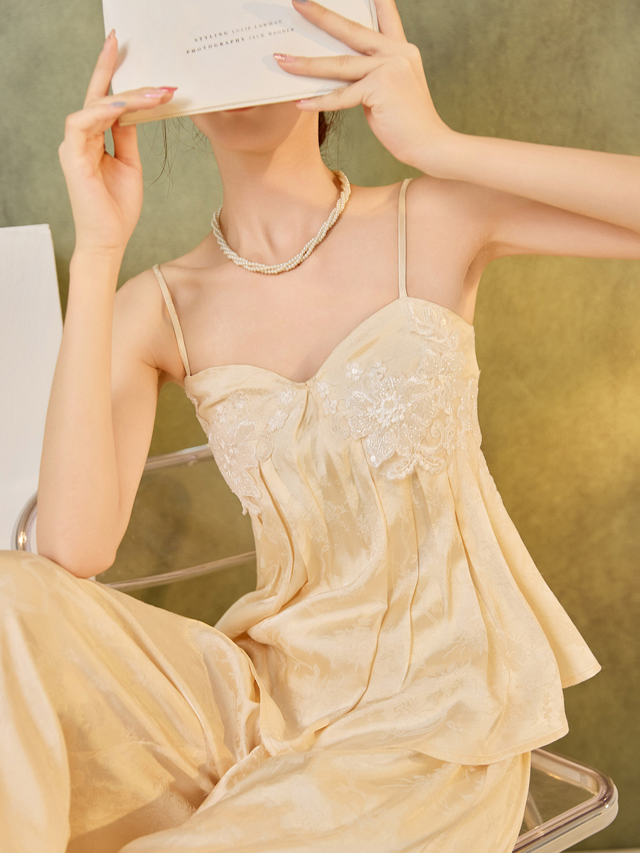 Set ba món nữ gồm áo hai dây thêu, áo khoác cardigan và quần dài — dây đeo, quần, áo khoác