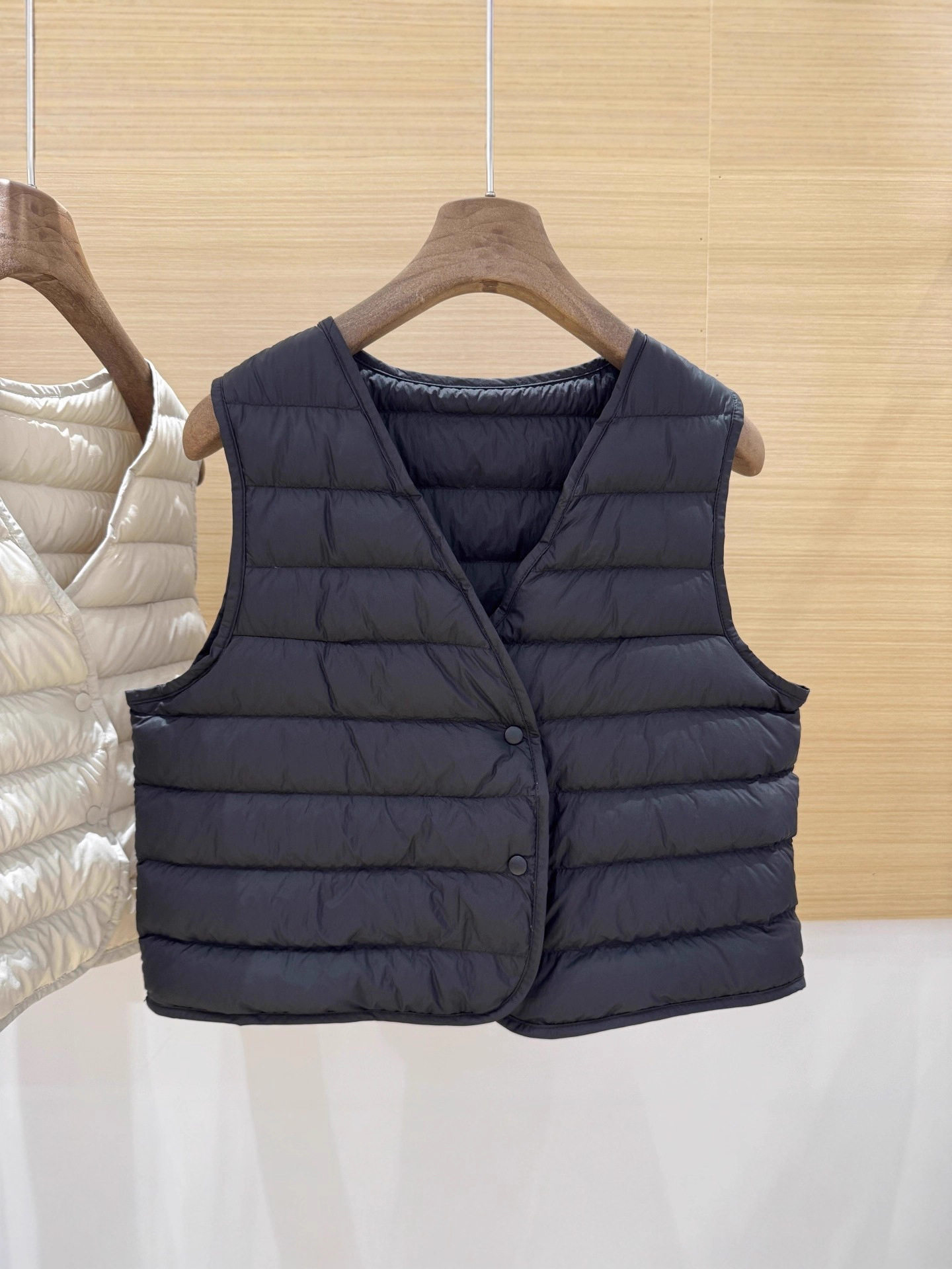 Lightweight V Neck down Vest, Short Women's 2025 Autumn and Winter New Coat with Warm Vest Inside and No Velvet Running Inside