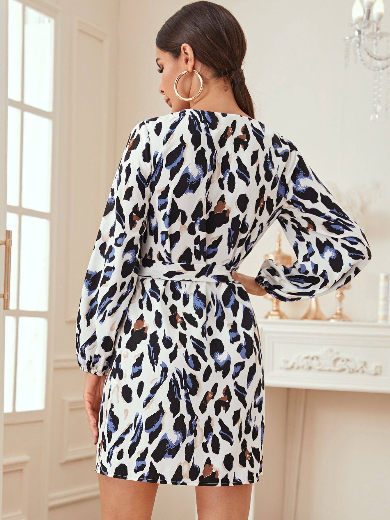 Fashionable Long Sleeve V Neck Printed Flare Sleeve Casual Dress Womens European and American Style Perfect for Daily