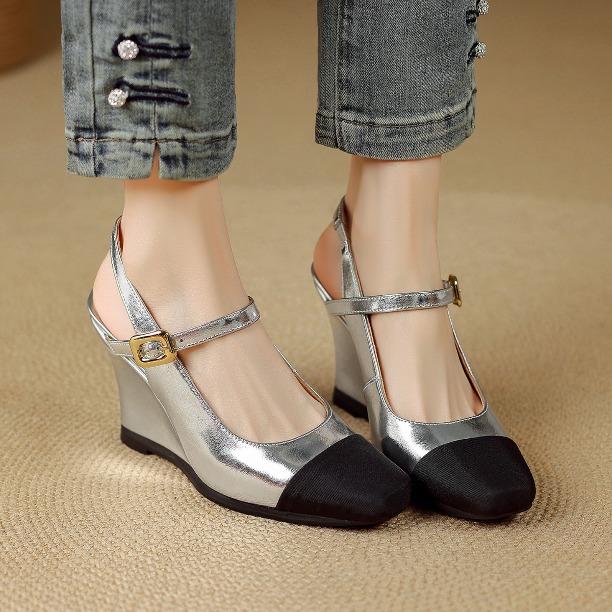 Sandal nữ mũi vuông bít mũi hở gót gót xuồng quai ngang — Màu bạc, màu vàng kim