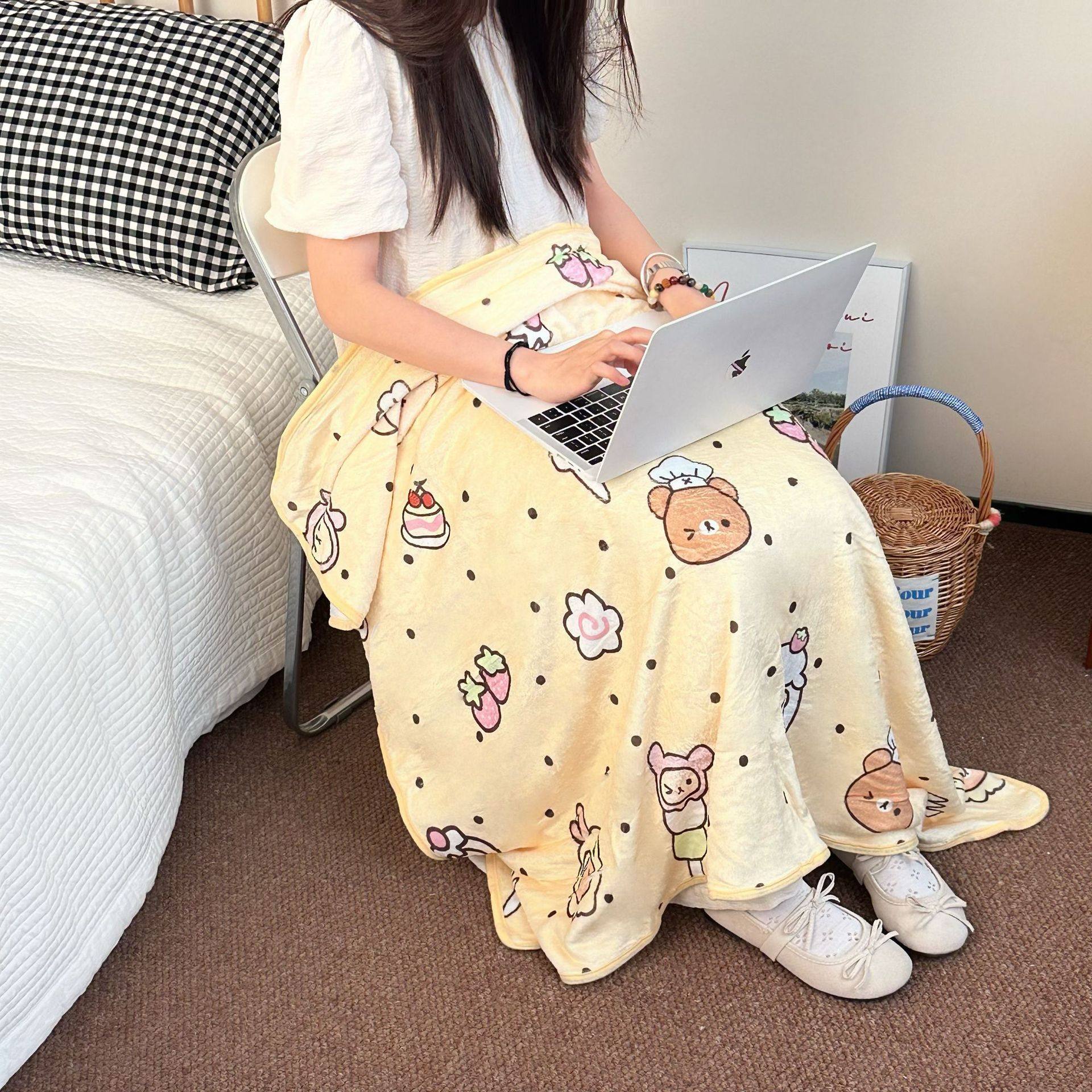 Ins Style Air-Conditioning Blanket Student Dormitory Coral Velvet Shawl Blanket Nap Air-Conditioning Blanket Office Blanket Lunch Break Artifact