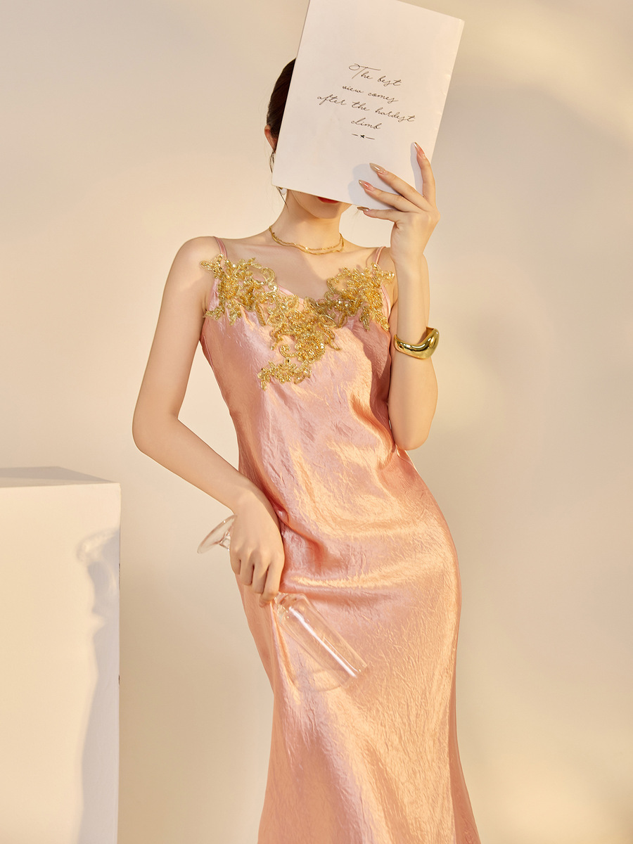 Đầm dây ôm body nữ thêu hoa dáng dài — Bột sương đào (giao hàng trong 7 ngày)