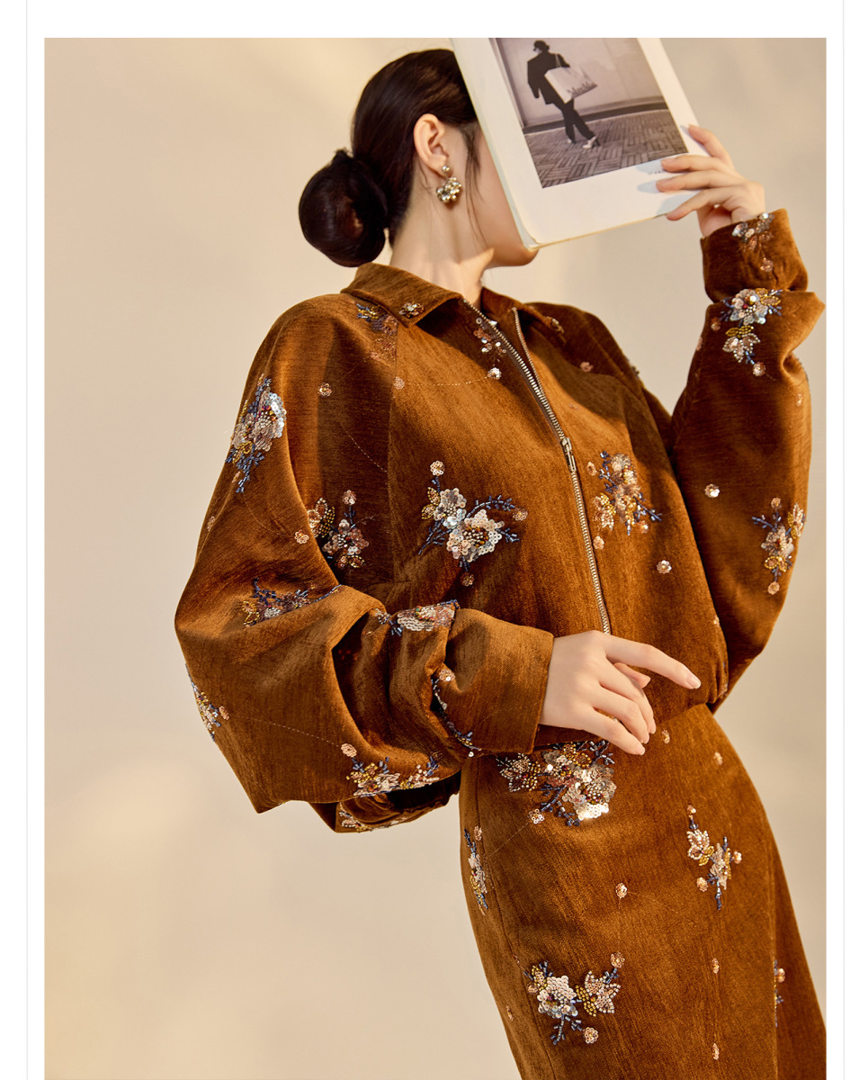 Bộ ba món nữ gồm áo khoác dài tay thêu đính cườm, chân váy chữ A và áo vest phối họa tiết hoa — Áo vest đính cườm (giao hàng trong 7 ngày), Áo vest đính cườm (giao hàng trong cùng ngày), Váy thêu cườm (giao hàng trong 7 ngày), Váy thêu cườm (giao hàng trong ngày)
