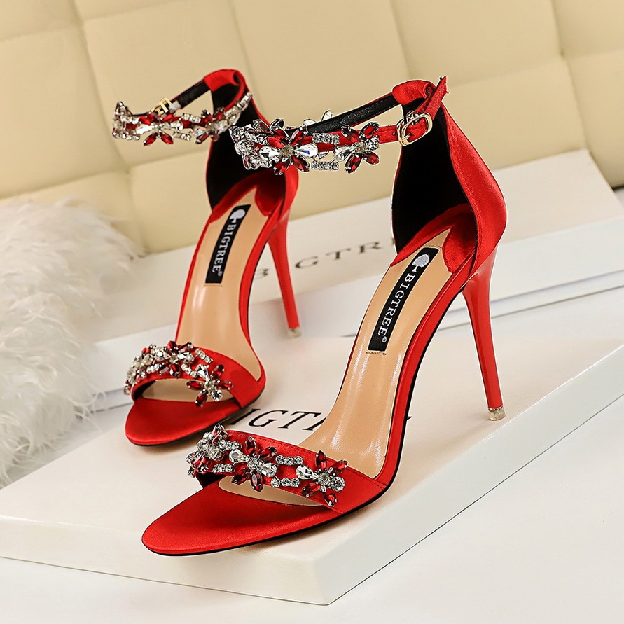 Giày sandal cao gót nữ mũi hở quai ngang đính đá lấp lánh chất liệu satin — Màu bạc, Màu đen, Màu đỏ, Màu hồng
