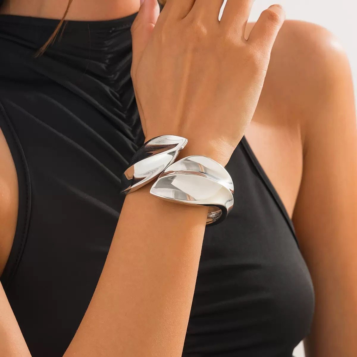 New European and American Popular Exaggerated Wide-Brimmed Alloy Bracelet Fashionable Personalized Bracelet Hammer Pattern Brushed Spring Buckle Bracelet