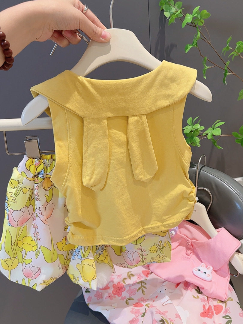 Nuovo set di due pezzi alla moda orecchie coniglio 3D cartone animato bambine, estivo carino outfit shorts bocciolo bambola creativo