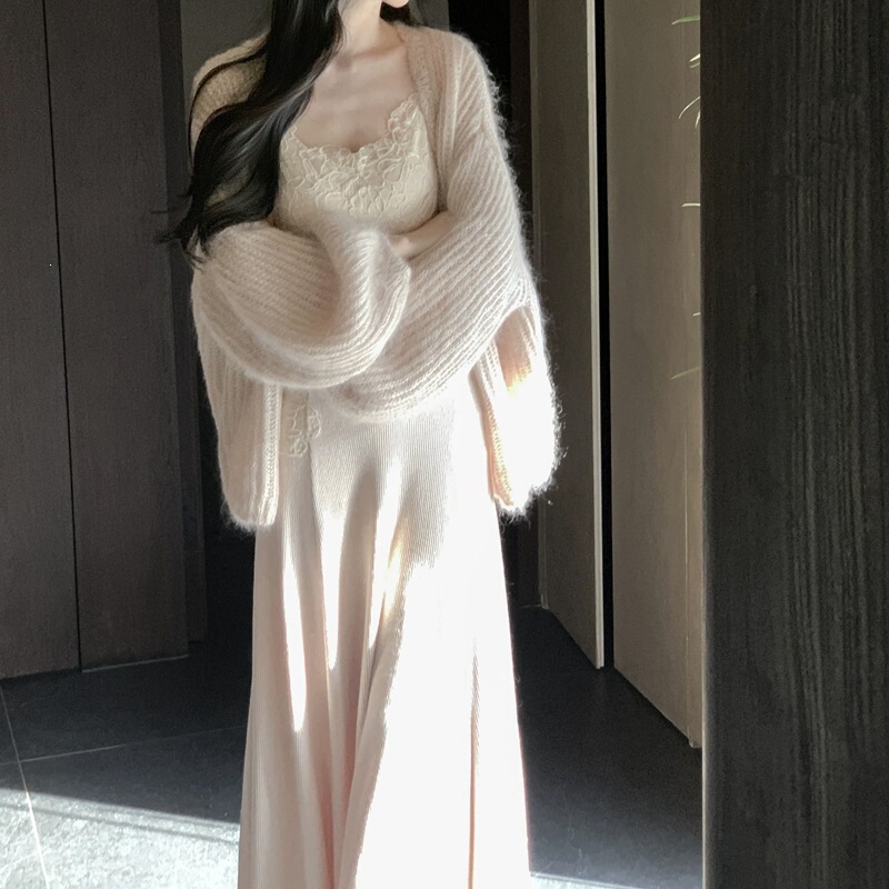 Set áo cardigan len mohair dệt kim kèm đầm hai dây ren dáng dài — Đầm hồng phấn mềm mại, Váy liền màu be, Áo cardigan hồng xám, Áo khoác cardigan màu be
