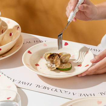 Carefully Selected Household Fresh-Style Cream-Colored Underglaze Heart-Shaped Plates, Textured Ceramic Dish Set for Home Use