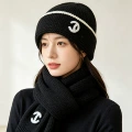 Classic combination [black hat + black scarf]