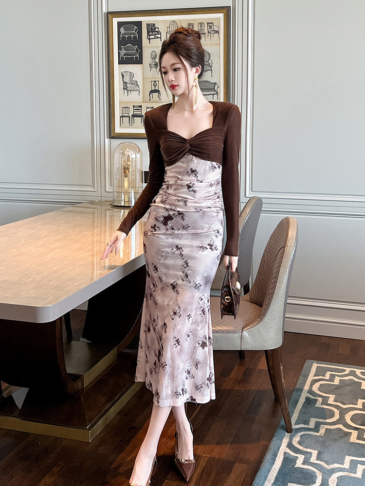 Đầm nhung cổ vuông dài tay ôm body phong cách cổ điển — Màu cà phê