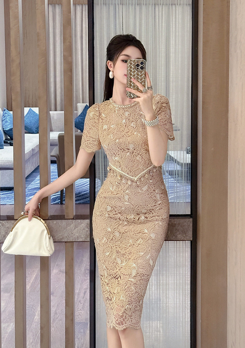 Đầm ren ôm body nữ cổ tròn tay ngắn dáng dài — Màu kiều mạch chi tiết 5
