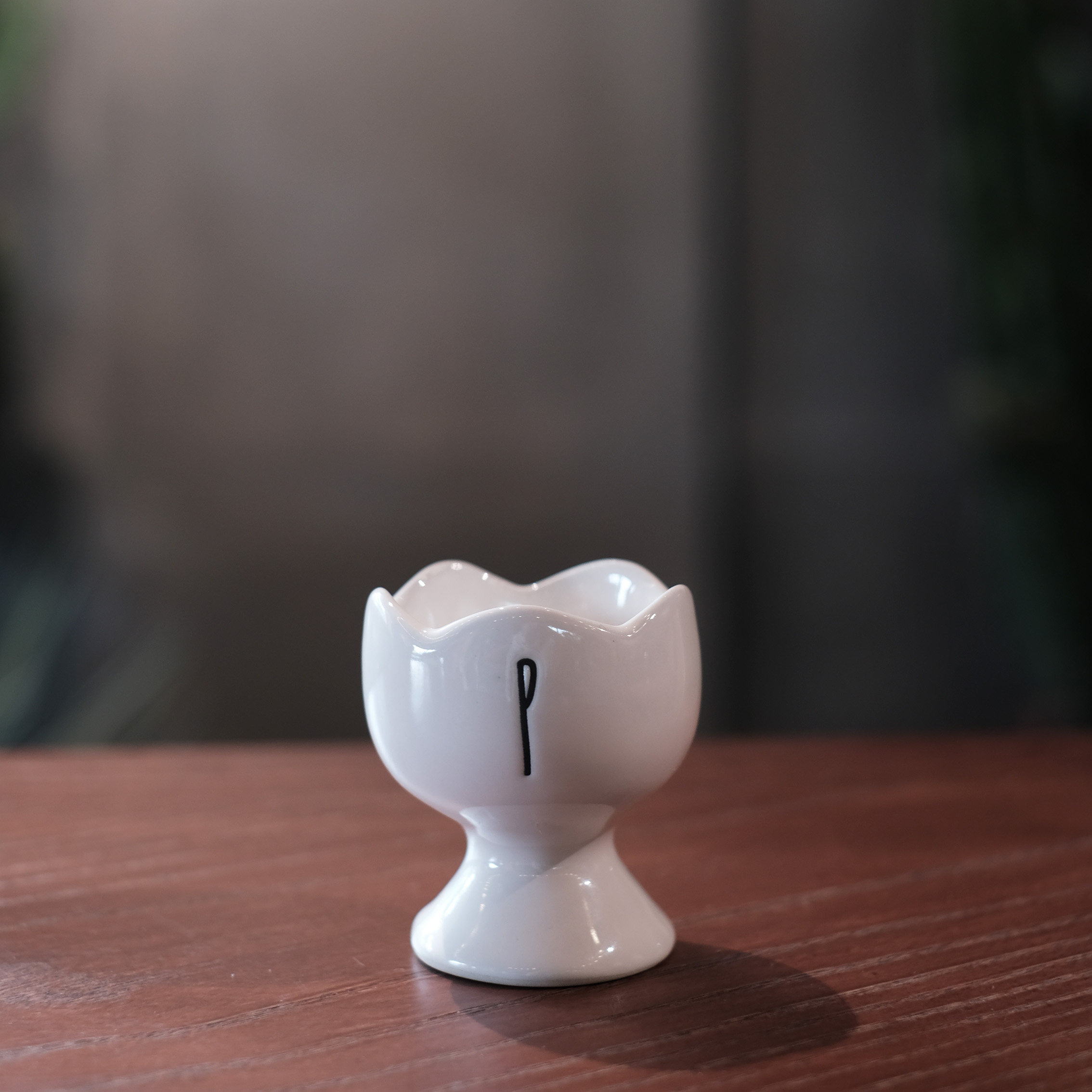 ≈Tashanji. Export Surplus Vintage Hand-Shaped Tulip-Shaped Ceramic Egg Holder, Cute Letter Breakfast Egg