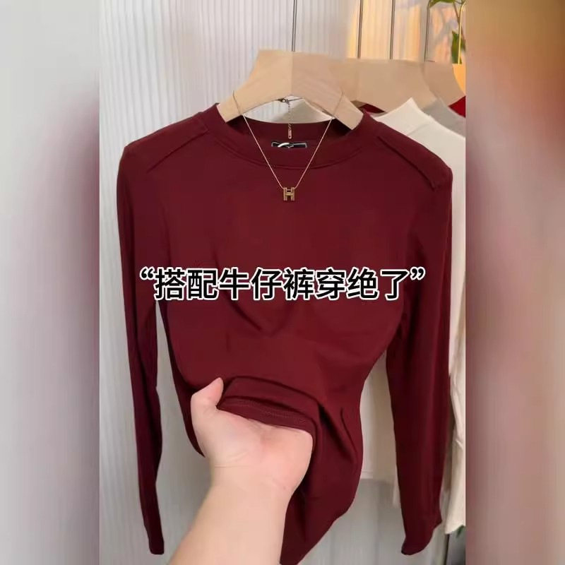เสื้อเชิ้ตซับในสไตล์ยุโรปเรียบง่าย สีแดง ลายก้างปลา คอกลม สำหรับผู้หญิง ฤดูใบไม้ร่วงและฤดูหนาว ปี 2025 เสื้อยืดแขนยาวรุ่นใหม่