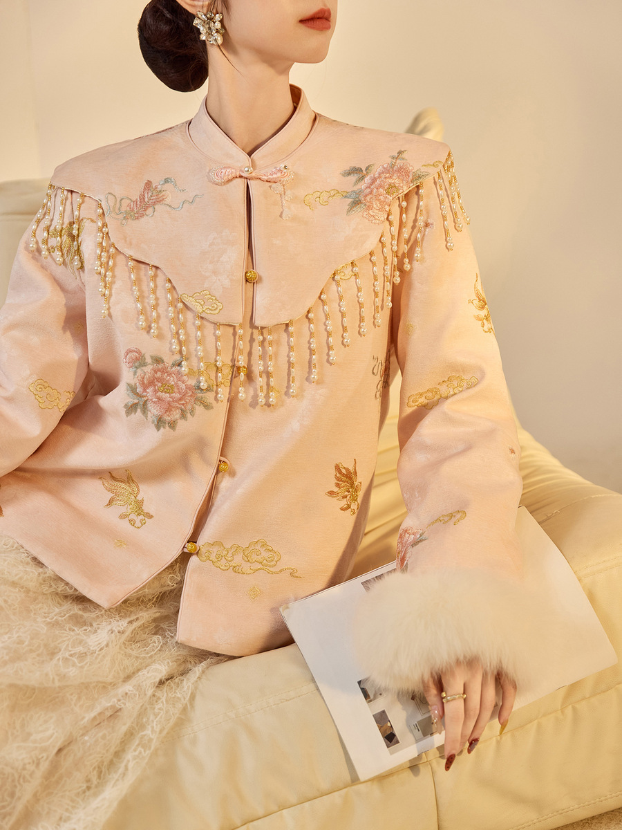 Bộ áo phao dù thêu hoa cổ lông cáo kèm chân váy dài nữ — Váy màu trắng nhạt [phiên bản nhung], Màu hồng [áo khoác] có vai mây