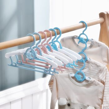 Children's multi-functional cartoon folding hanger baby baby retractable non-slip clothes rack windproof seamless clothes clip