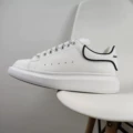 White glue tail