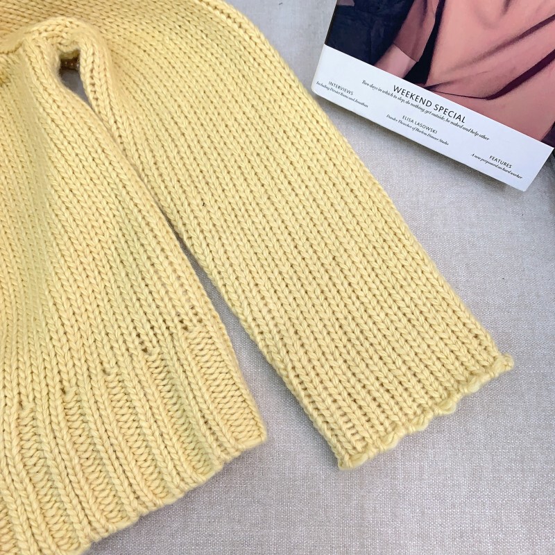 Áo cardigan nữ dệt kim dày dặn cổ chéo lệch vai, dáng suông thanh lịch — Màu vàng kem