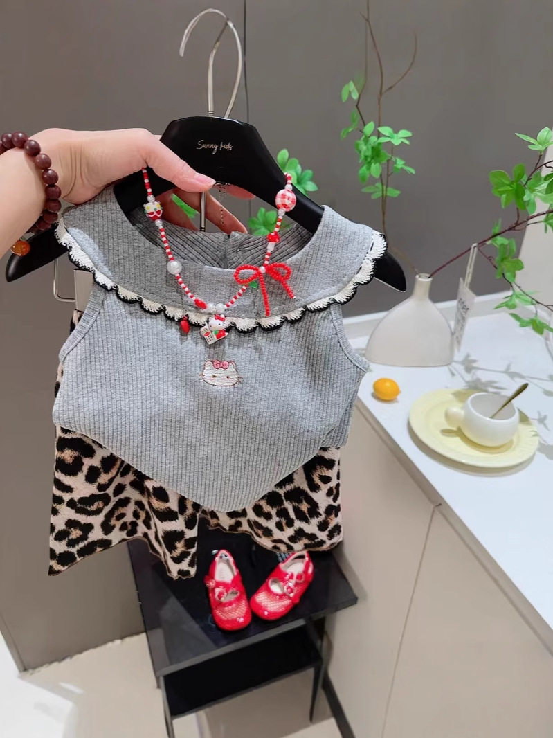 Set dua bagian tanpa lengan anak perempuan musim panas, motif macan tutul, rompi dan celana pendek berumbai renda, kucing bordir