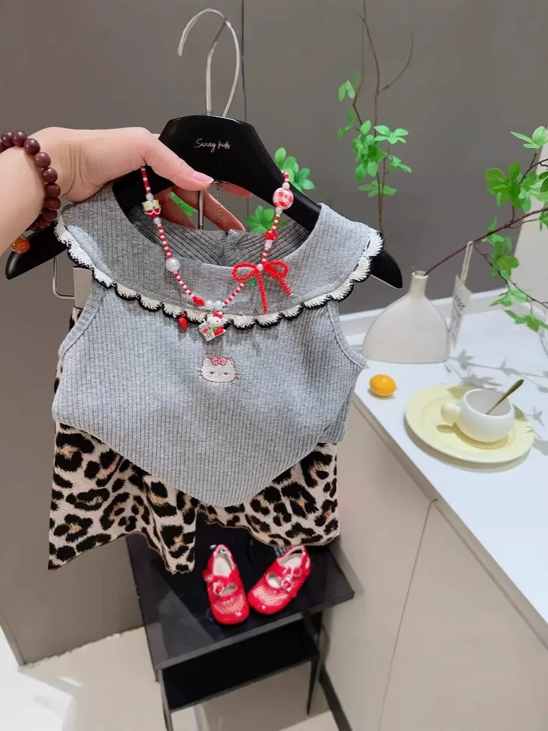 Set dua bagian tanpa lengan anak perempuan musim panas, motif macan tutul, rompi dan celana pendek berumbai renda, kucing bordir