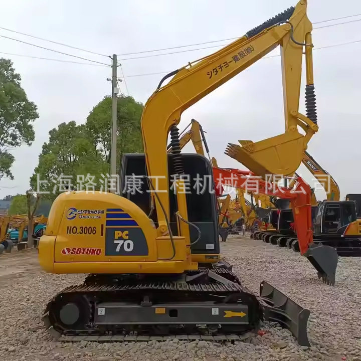 Внешнеторговый подержанный небольшой экскаватор KOMATSU70 с бульдозером, бывший в употреблении Hitachi Carter Lynx на острове Исикава Такеучи