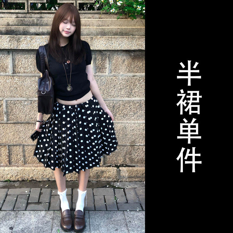 韩系巨好看穿搭一整套2026新款黑色短袖t恤女夏季波点半身裙套装