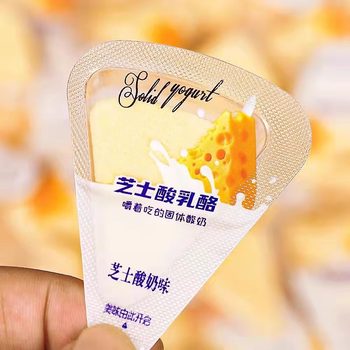 Little Girl Bibi's Cheese Fan Triangular Cheese Cheese Solid Yogurt Snack That Kidsren Can Chew, the Same as the Train