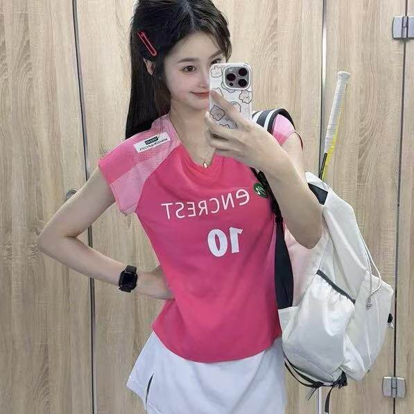 ชุดแบดมินตันสไตล์ใหม่สำหรับการแข่งขันและการฝึกซ้อม แห้งเร็ว รูปทรงสลิมฟิต กระโปรงสั้นพร้อมแขนเสื้อแบบบางเบา