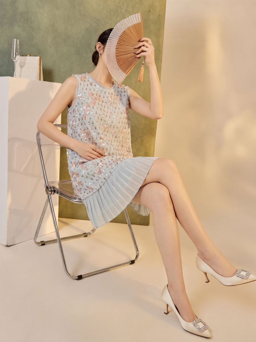 Đầm liền nữ không tay cổ tròn thêu hoa kết sequin dáng chữ A phối bèo tầng — Xanh nhạt