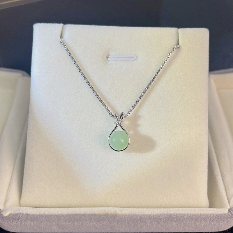 New Light Luxury Style Imitation Hetian Jade Lucky Bag Necklace for Women, Fashionable, Simple, Elegant, High-End, Niche Design, Versatile
