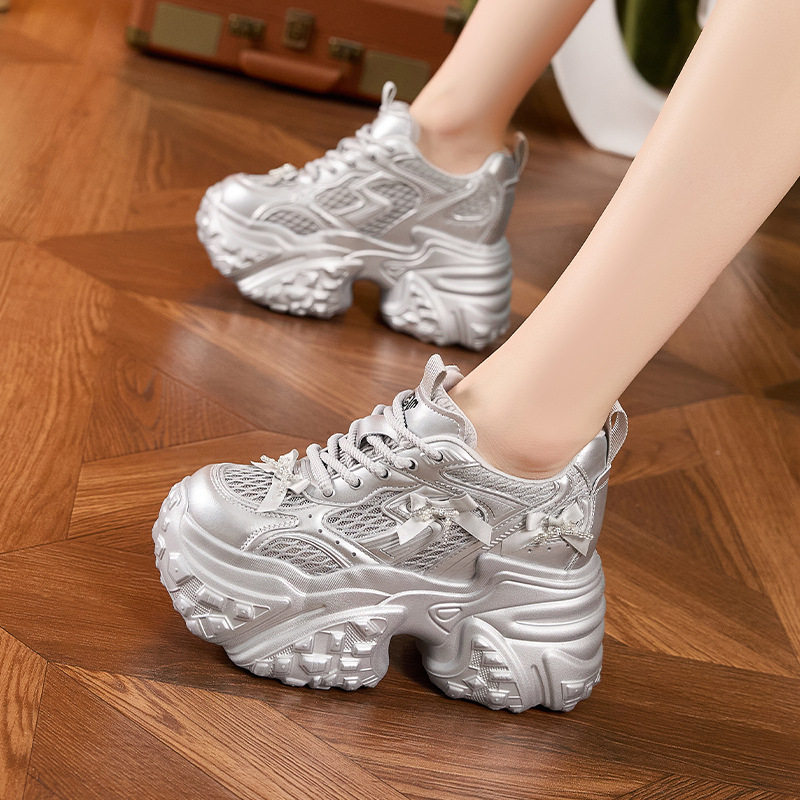 Giày sneaker nữ chạy bộ mesh thoáng mũi tròn đế cao 8 cm — Trắng, Bạc