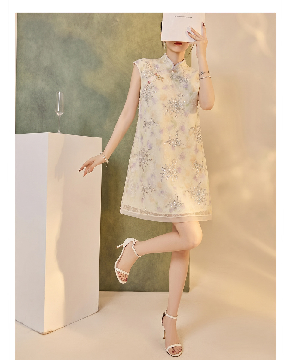 Đầm suông nữ cổ đứng tay lỡ phối ren đính cườm họa tiết hoa — Màu be