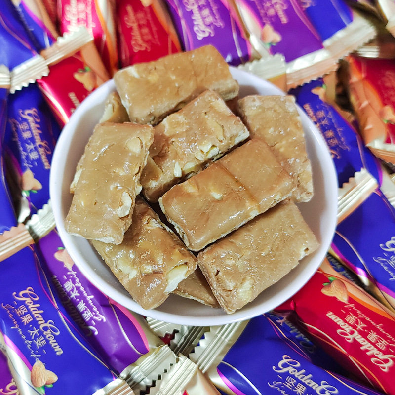 Golden Crown Brown Sugar Plum Fruit Milk Crispy Almond Gummy Marshmallow Wedding Cake Lollipop Wedding Candy Wholesale