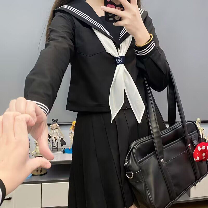 黒のスリーピース長袖 + 白の三角スカーフ + バックル