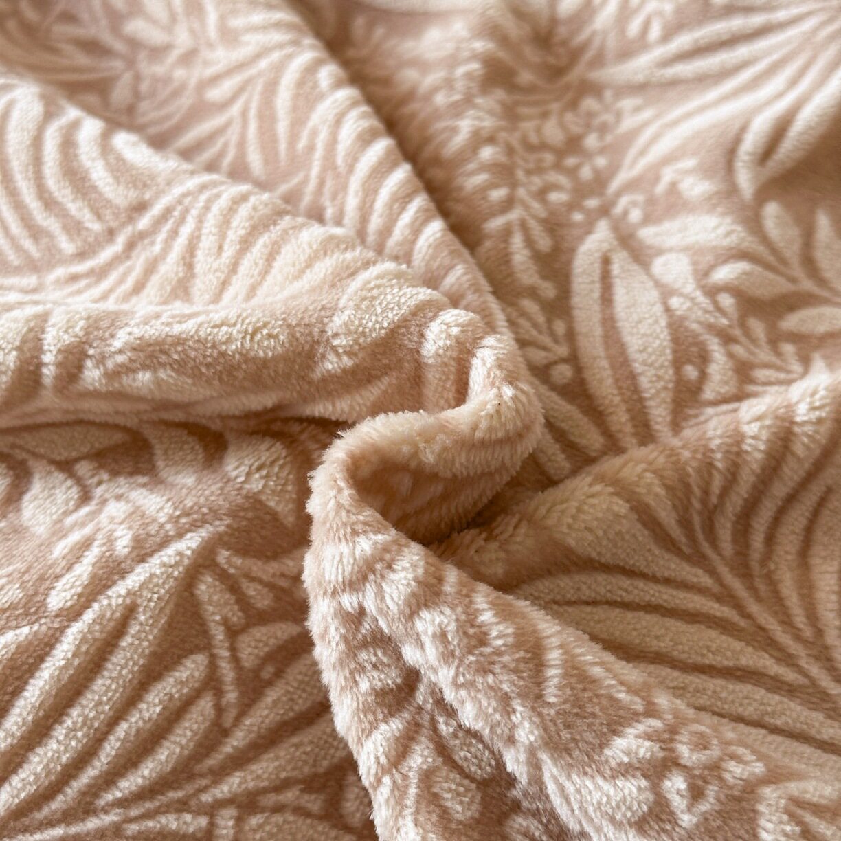 Rabbit Fur Ball Carved Milk Velvet Accessible Luxury Bed Four-Piece Set Coral Velvet Fleece-Lined Thickeneded Bed Bed Sheets Quilt Cover Three-Piece Winter Set
