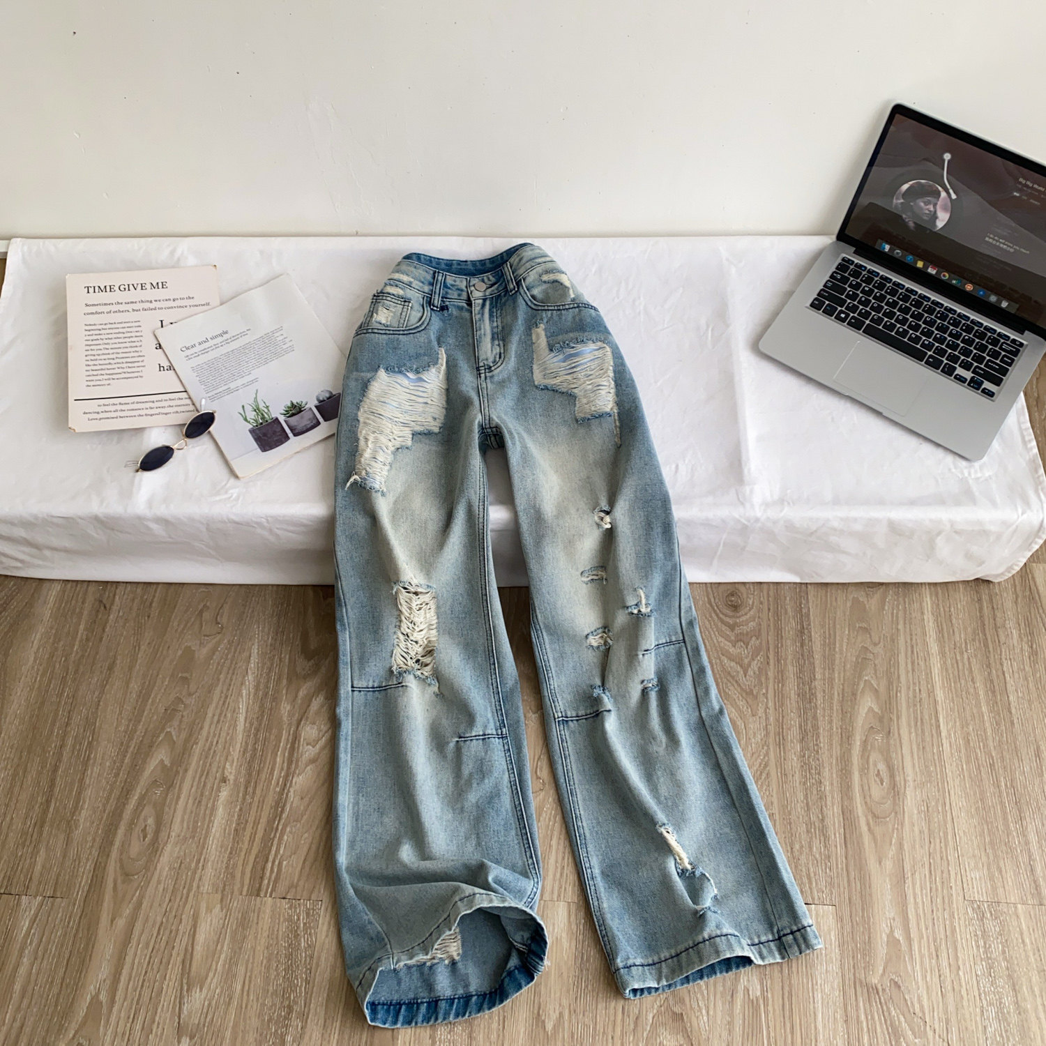 High Waisted Ripped Denim Jeans for Women Loose Fit Flattering Design Zipper Closure Casual Autumn Wear Wholesale