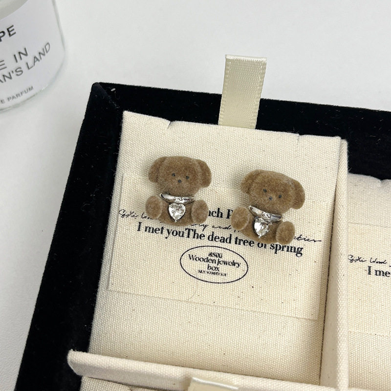 植毛ヒグマのイヤリング