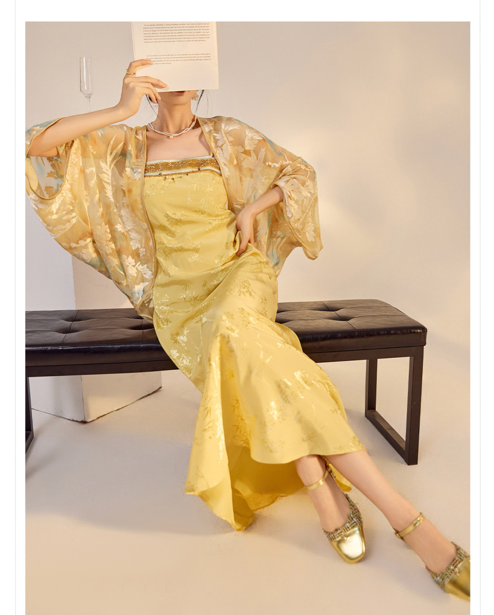 Bộ áo khoác cardigan thêu hoa dài tay kèm váy hai dây dài — Áo len Jacquard (Giao hàng trong 7 ngày), Váy yếm (giao hàng trong 7 ngày), Váy yếm (giao ngay trong ngày)