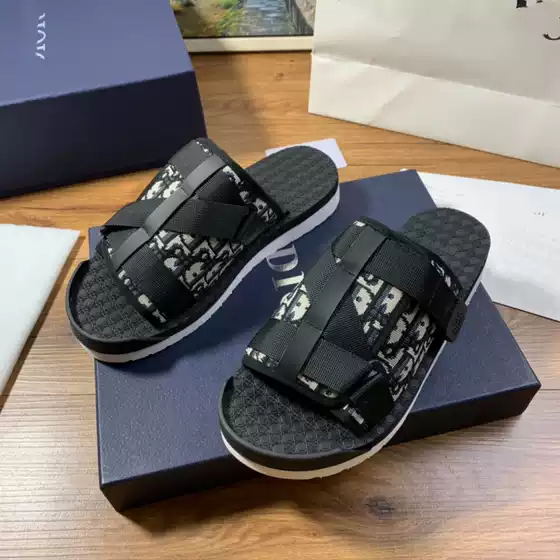 Summer European New Fashion Brand Men's Slippers Comfortable Outdoor Beach Fashion Couple Fashionable Lightweight Non-slip