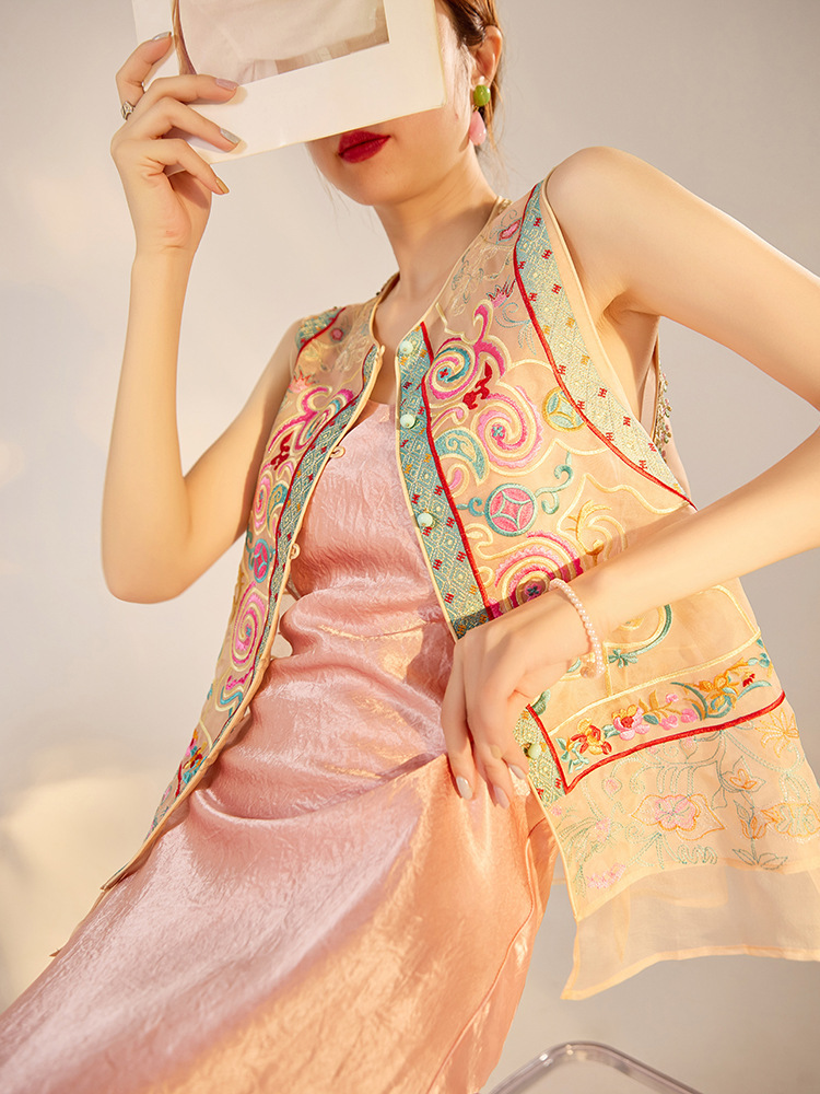 Áo vest nữ cổ tròn một hàng cúc thêu hoa lụa tơ tằm — Màu đen