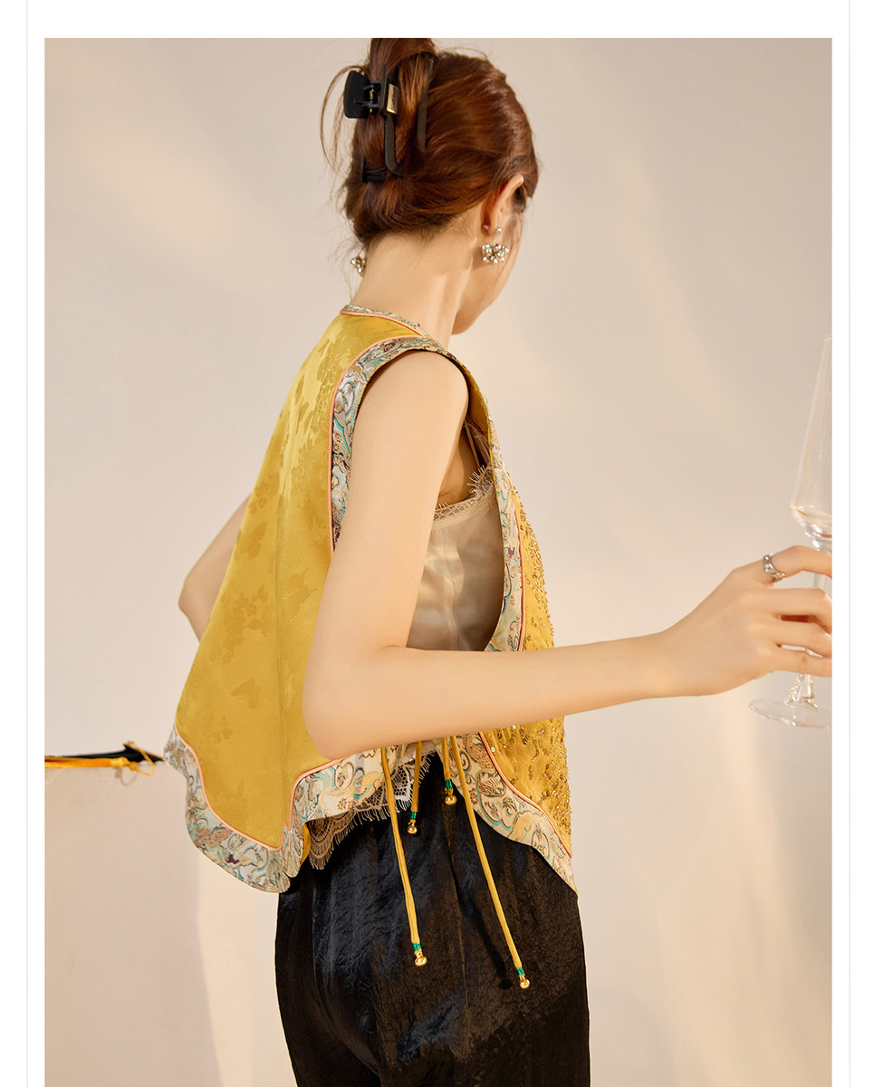 Áo vest nữ cổ tròn thêu nổi cúc bấm phong cách thanh lịch