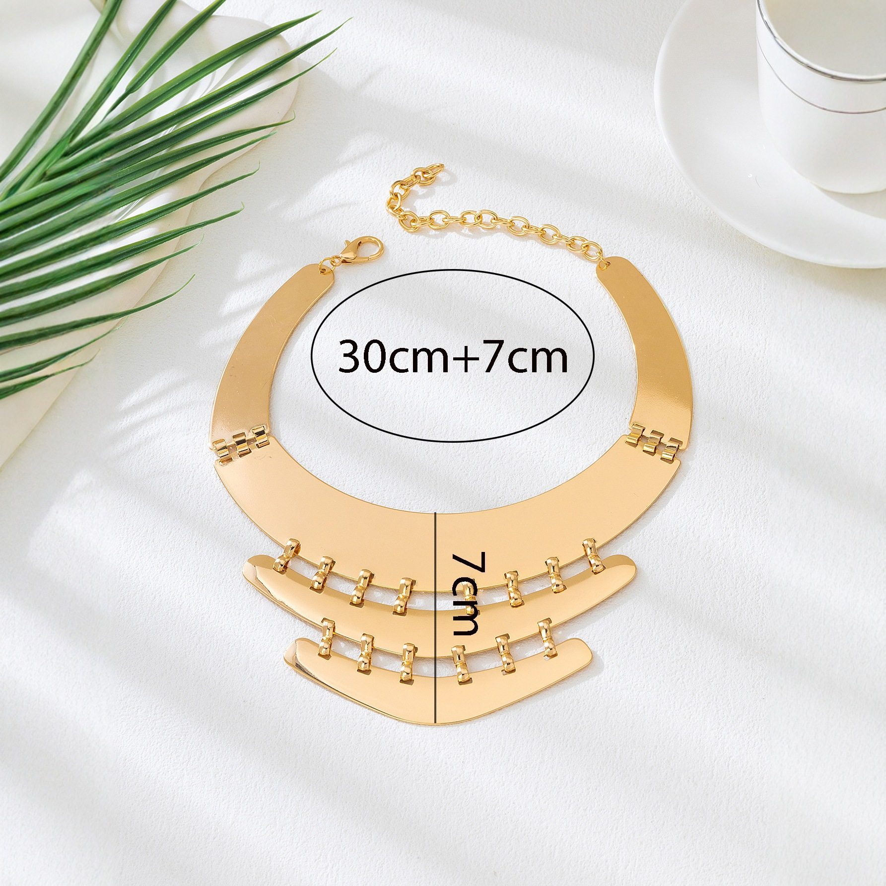 A Stylish and Exaggerated European and American Hollow Shiny Pendant Necklace for Women, Suitable for Vacation Wear as a Gift