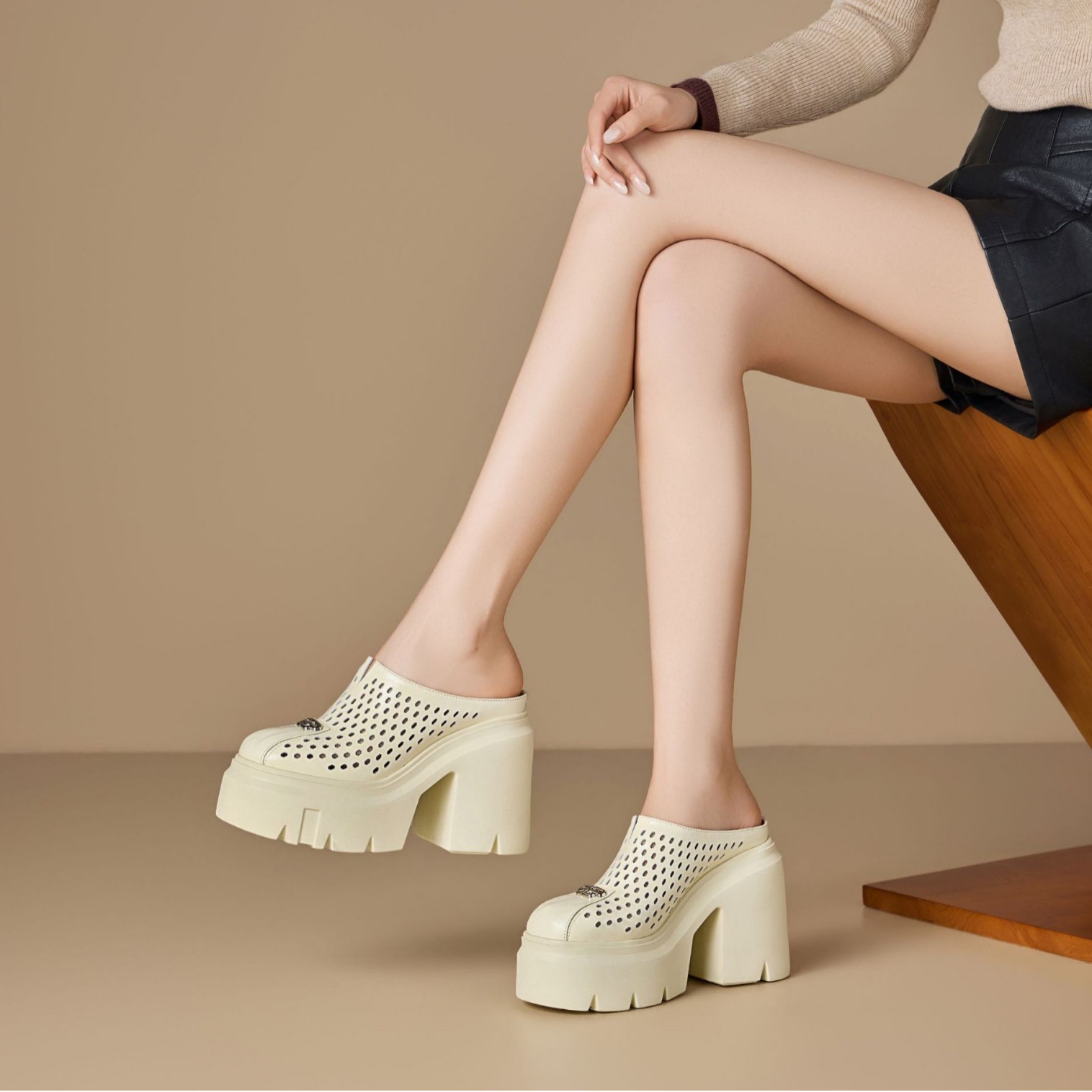 Dép cao gót nữ đế xuồng platform mũi kín hở gót 12 cm — [Trắng kem], [Đen]