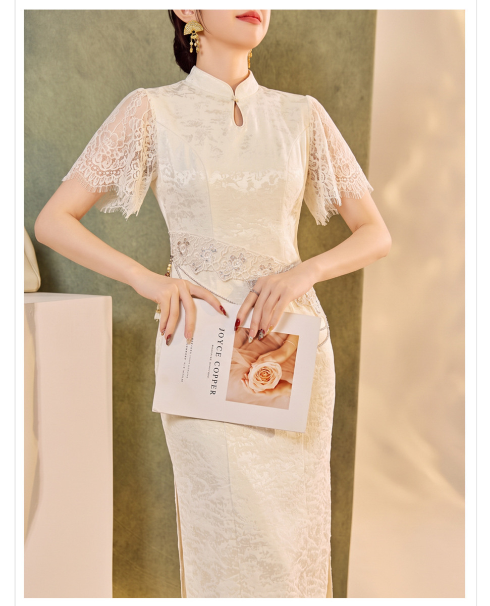 Bộ áo dài cách tân dáng ôm họa tiết hoa dệt jacquard kèm khăn choàng ngọc trai tháo rời — Vân kiều, Váy liền, Bộ
