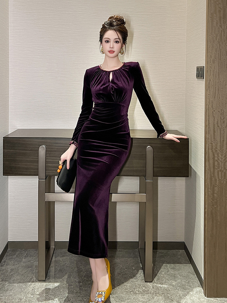 Đầm nữ nhung cổ tròn đính đá khoét lỗ dáng ôm body — Màu đen, Màu tím