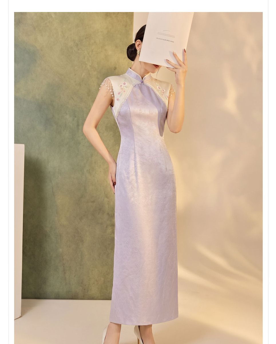Đầm dài cách tân cổ đứng không tay phối vải satin họa tiết hoa, xẻ tà, dáng ôm — Tím khoai môn